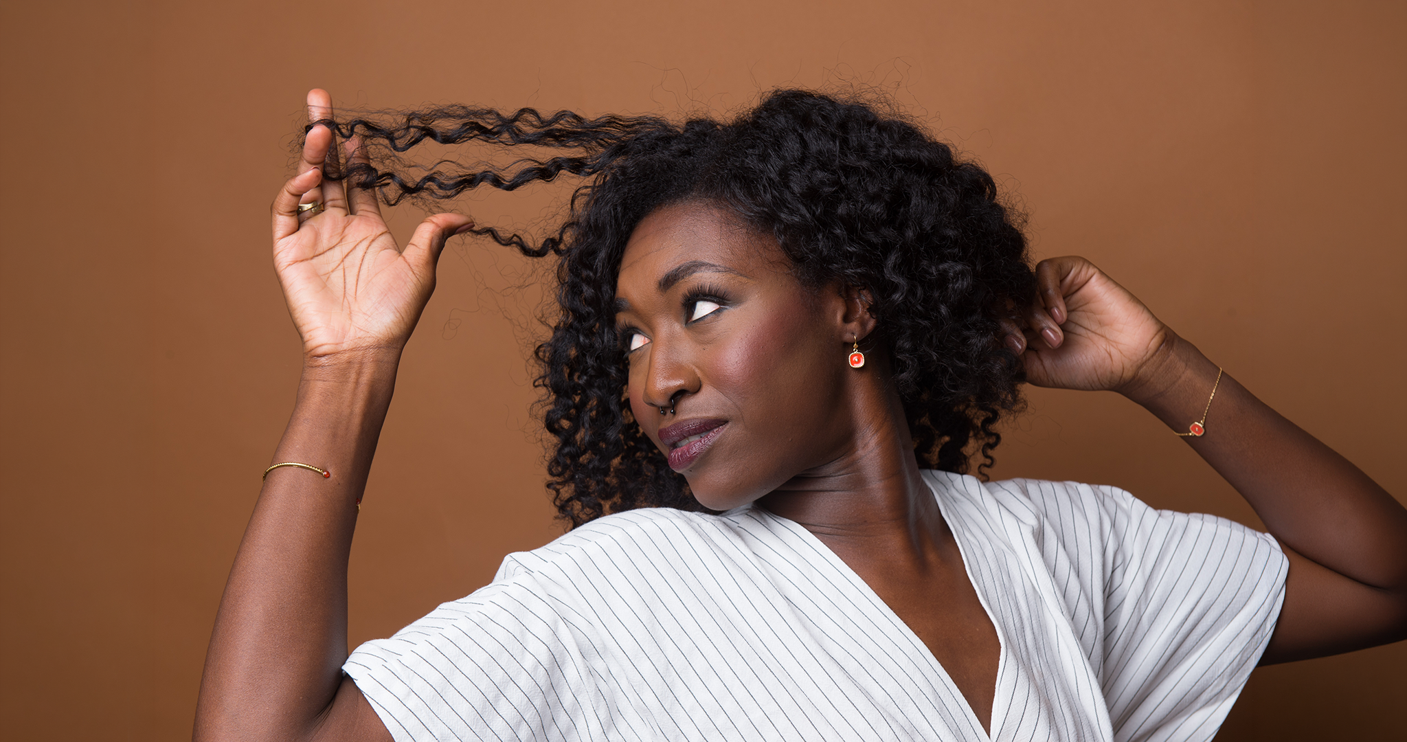 L'expertise naturelle
dediee aux cheveux 
AFRO texturés, crépus, frisés, lockés et bouclés